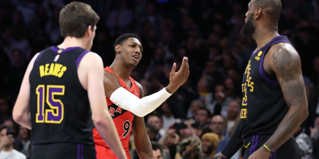 Darko Rajakovic de los Raptors furioso por arbitrar en la derrota ante los Lakers