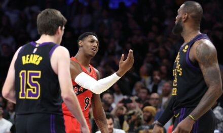 Darko Rajakovic de los Raptors furioso por arbitrar en la derrota ante los Lakers