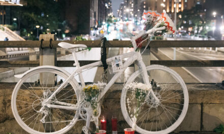 ’Deliveryboys': las bicicletas blancas honran quen su muerte en Nueva York