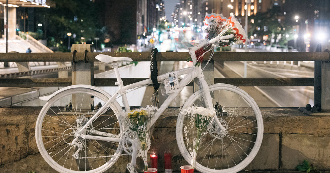 ’Deliveryboys': las bicicletas blancas honran quen su muerte en Nueva York