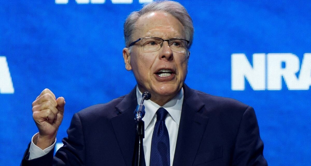 Dimite antes de su juicio por corrupción Wayne LaPierre, el hombre que encumbró a la Asociación Nacional del Rifle en EE UU |  internacional