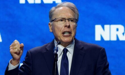 Dimite antes de su juicio por corrupción Wayne LaPierre, el hombre que encumbró a la Asociación Nacional del Rifle en EE UU |  internacional