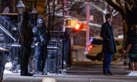 Dos agentes de policía de Nueva York reciben disparos después de que un hombre le arrebatara el arma a uno, dicen las autoridades