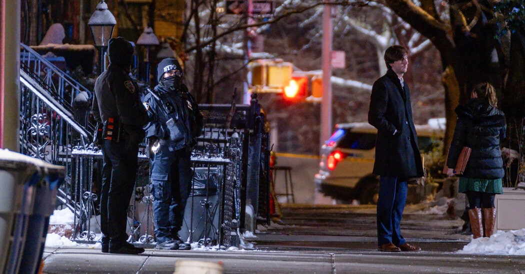 Dos agentes de policía de Nueva York reciben disparos después de que un hombre le arrebatara el arma a uno, dicen las autoridades