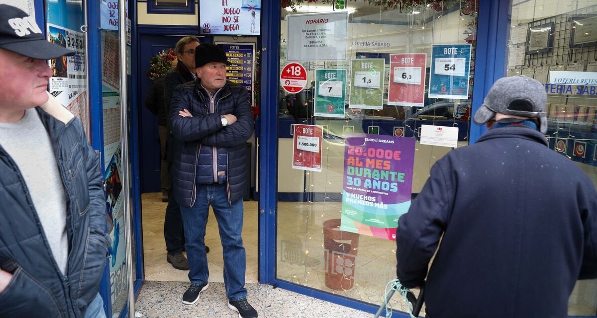 Dos encapuchados atracan a punta de pistola una administración de lotería en Lugo y roban 400.000 euros |  España