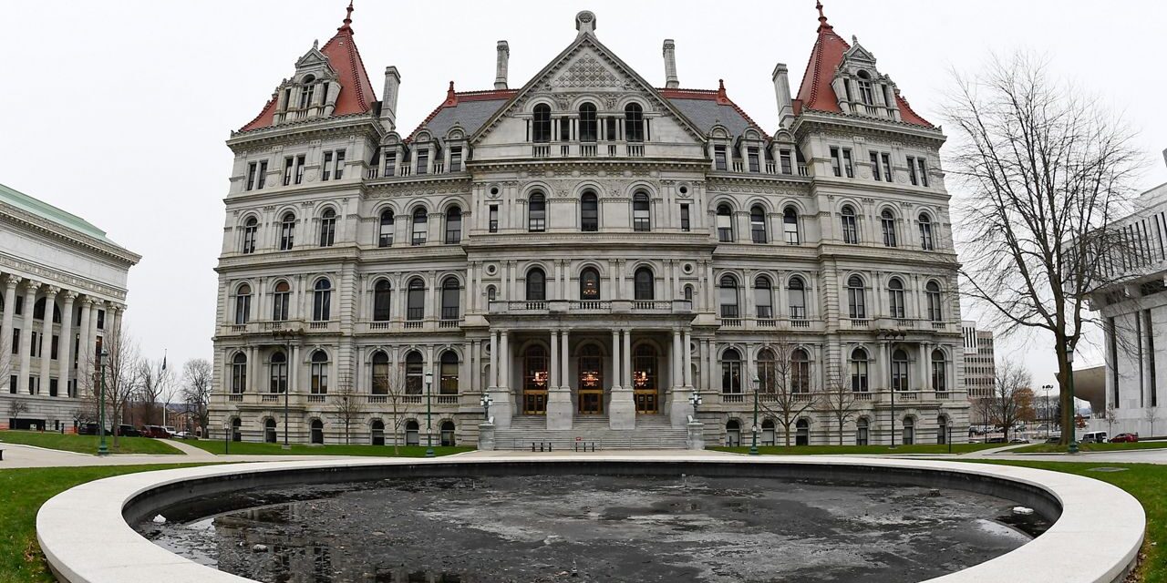 El Empire State recibe el año nuevo con un aumento salarial