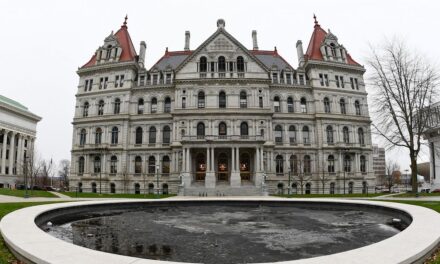 El Empire State recibe el año nuevo con un aumento salarial