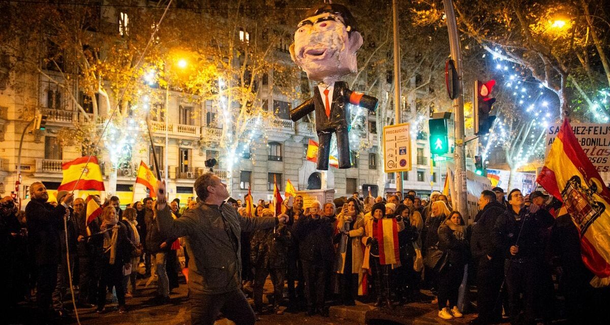 El Gobierno y el PSOE condenan el apaleamiento en Ferraz de un muñeco con la figura de Pedro Sánchez |  España