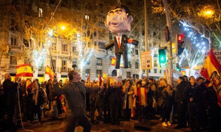 El Gobierno y el PSOE condenan el apaleamiento en Ferraz de un muñeco con la figura de Pedro Sánchez |  España