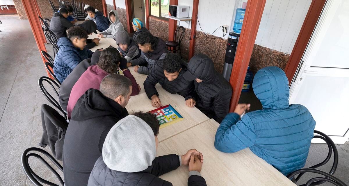 El caos en la acogida de menores migrantes en Canarias: “Estamos poniendo en la calle a chavales inadaptados” |  España