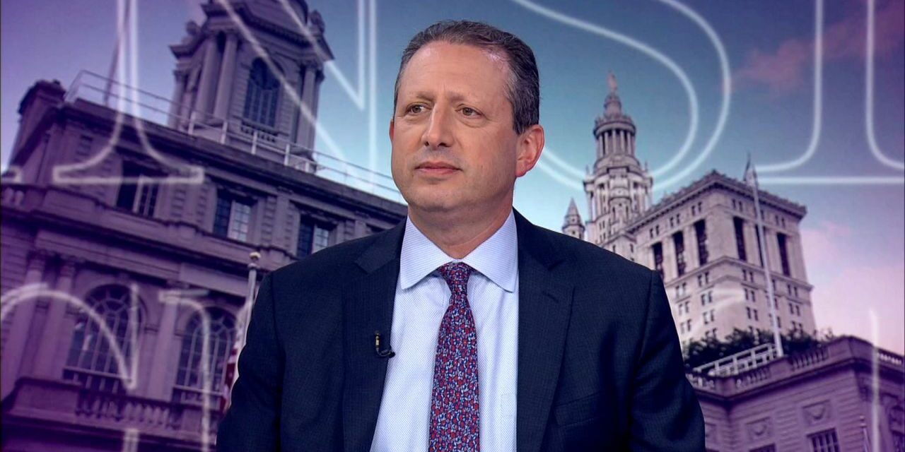 El contralor de la ciudad analiza el presupuesto municipal propuesto por el alcalde Adams