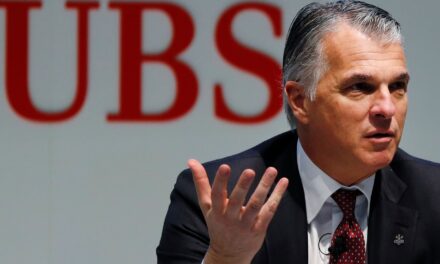 El director general de la UBS dice que el público suizo está "adoctrinado" a preocuparse por el balance del banco