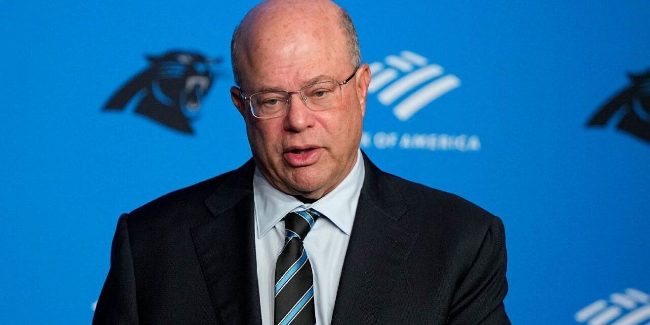 El dueño de los Panthers, David Tepper, parece arrojar una bebida a los fanáticos