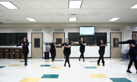 El equipo de baile de la policía de Nueva York sigue el ritmo y también lo siente
