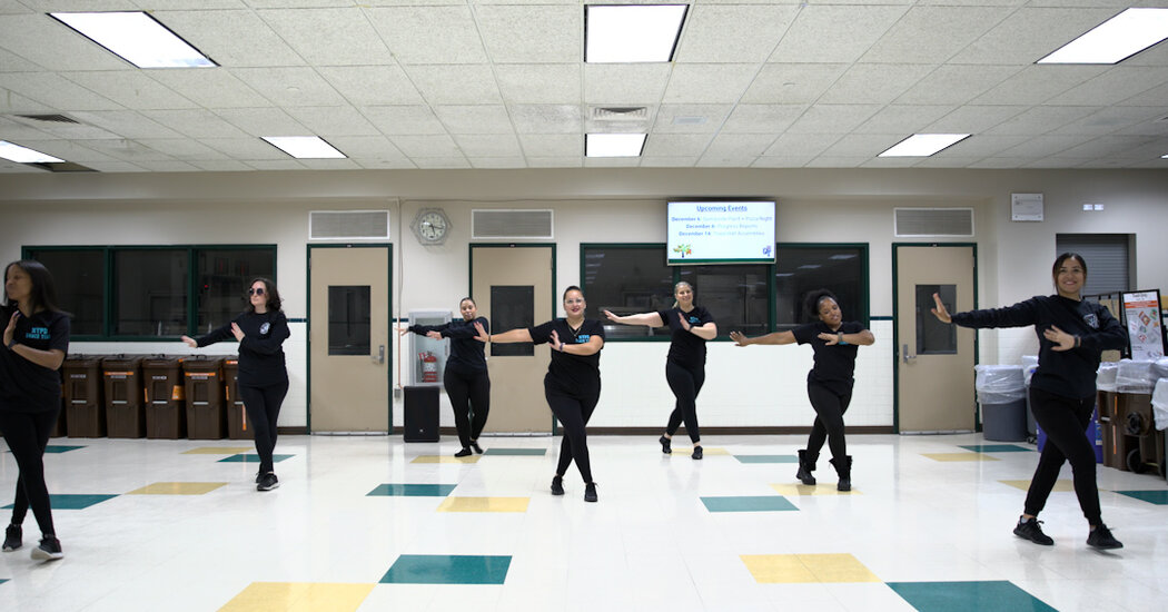 El equipo de baile de la policía de Nueva York sigue el ritmo y también lo siente