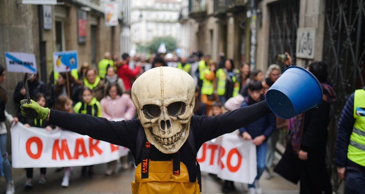 El espíritu de Nunca Máis vuelve a las calles de Santiago por la crisis de los 'pellets': “Nuestros gobernantes piensan que el mar puede con todo” |  Clima y Medio Ambiente