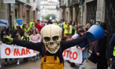 El espíritu de Nunca Máis vuelve a las calles de Santiago por la crisis de los 'pellets': “Nuestros gobernantes piensan que el mar puede con todo” |  Clima y Medio Ambiente