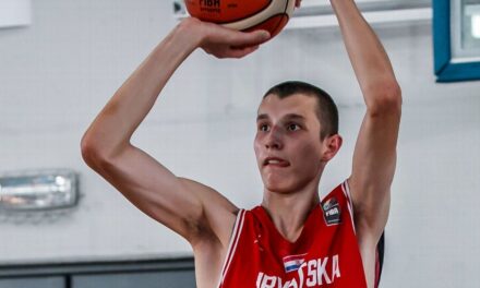 El estudiante de primer año de Kentucky, Zvonimir Ivisic, autorizado para jugar por la NCAA