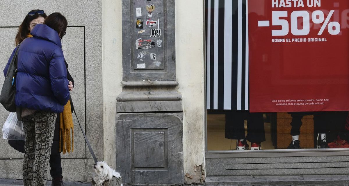 El frío salva las rebajas: “Si no mienten en el precio, sí que nos ha salido barato” |  Economía