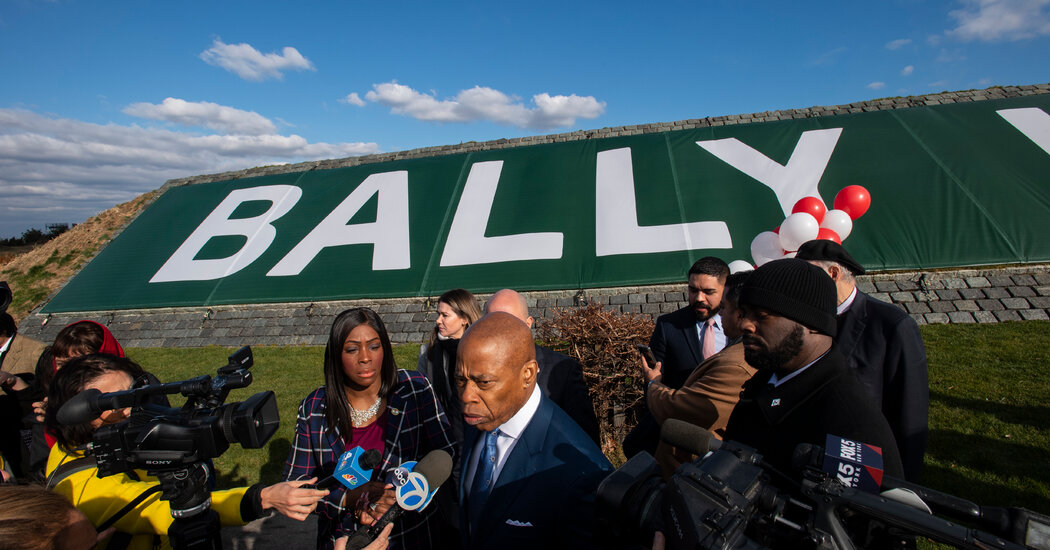 El nombre de Trump es reemplazado en un campo de golf del Bronx