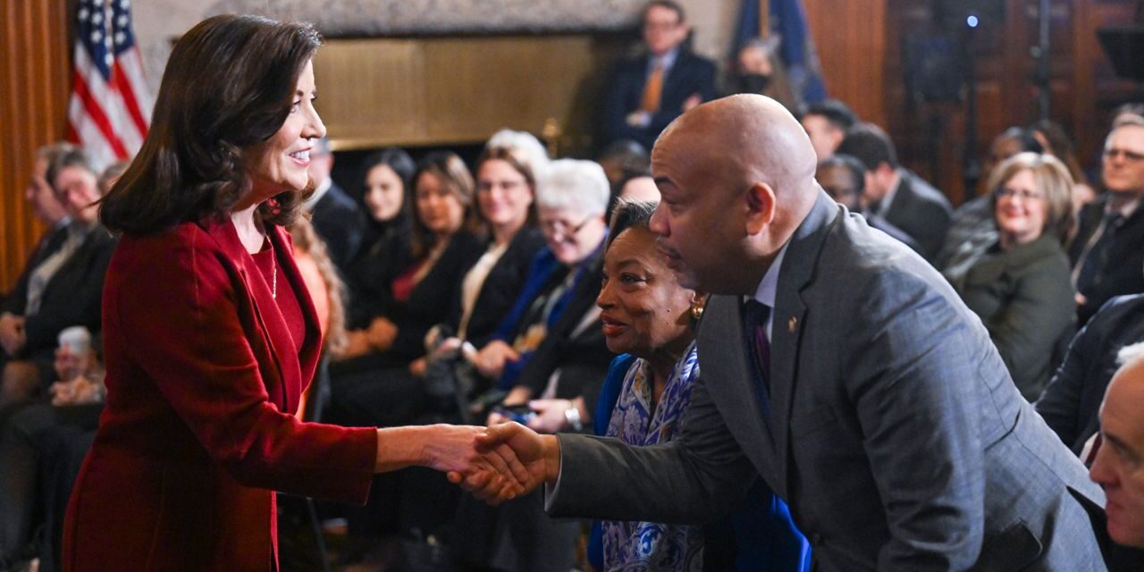 El presidente de la Asamblea de Nueva York, Carl Heastie, habla sobre cómo trabajar con Hochul