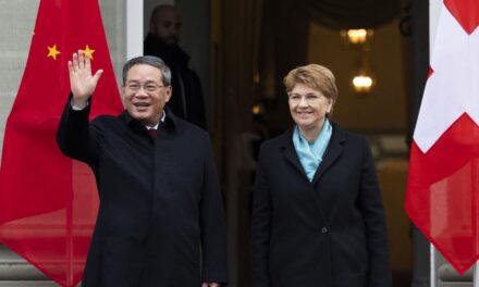 El primer ministro de China dice en Davos que la innovación no debe utilizarse para restringir a otras naciones