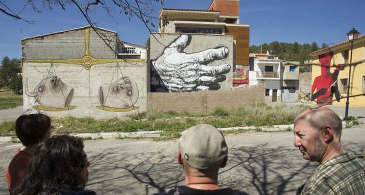 El promotor de los grafitis que han popularizado el pequeño pueblo de Fanzara se planta ante la “censura” del PP |  Comunidad Valenciana |  España
