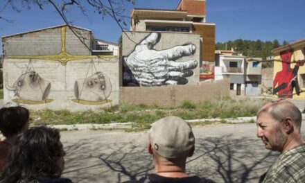 El promotor de los grafitis que han popularizado el pequeño pueblo de Fanzara se planta ante la “censura” del PP |  Comunidad Valenciana |  España