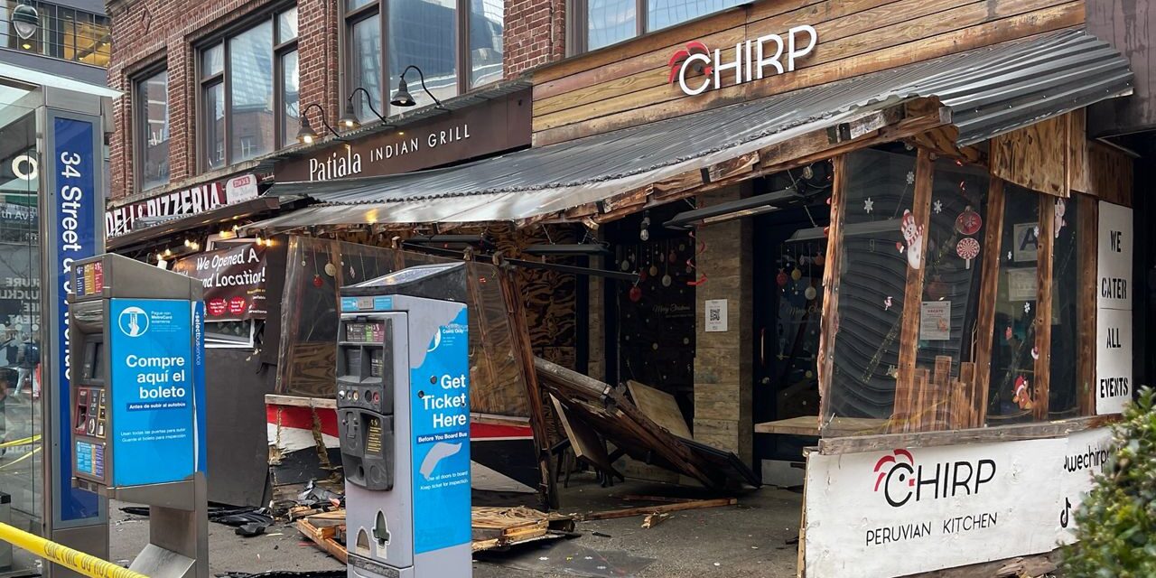 El propietario de un restaurante ve los daños tras el accidente a principios de Año Nuevo