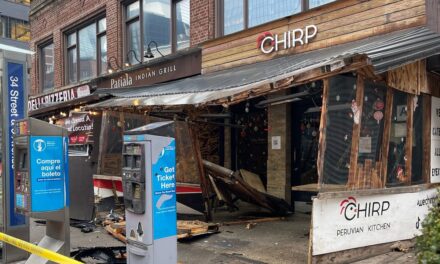 El propietario de un restaurante ve los daños tras el accidente a principios de Año Nuevo