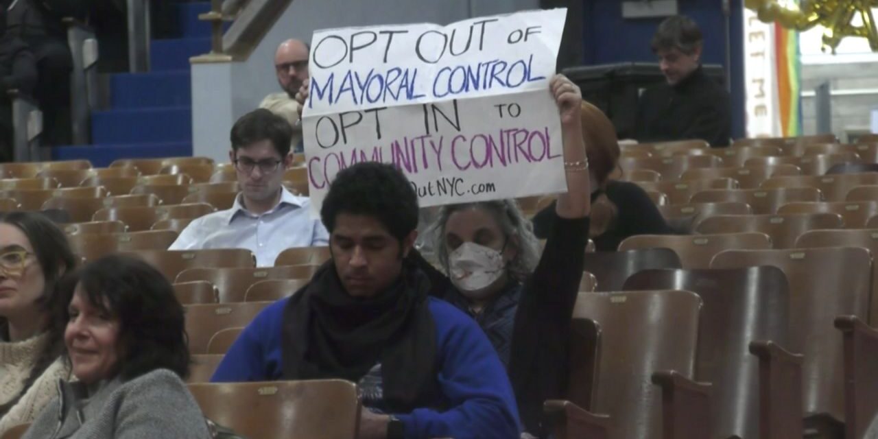 El público opina sobre el futuro control de las escuelas de la ciudad de Nueva York por parte del alcalde