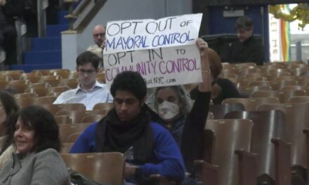 El público opina sobre el futuro control de las escuelas de la ciudad de Nueva York por parte del alcalde