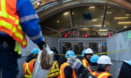 El servicio de metro sigue estancado mientras la MTA trabaja para retirar el tren descarrilado