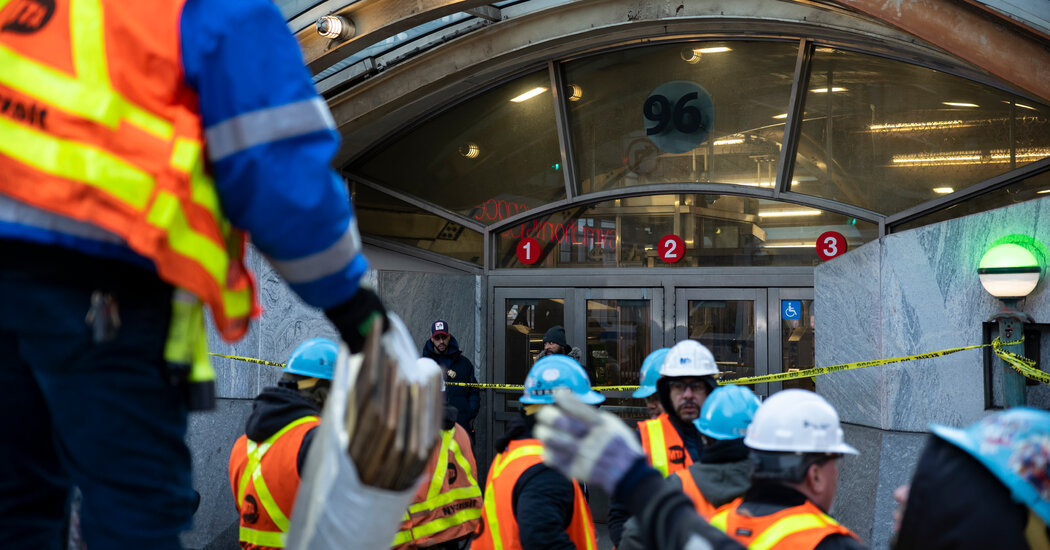 El servicio de metro sigue estancado mientras la MTA trabaja para retirar el tren descarrilado
