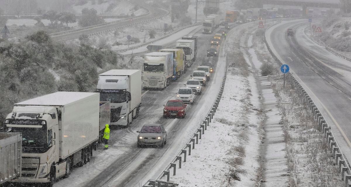 El temporal de nieve deja a 600 conductores atrapados en Soria y corta la A-1 en Madrid y Castilla y León |  España