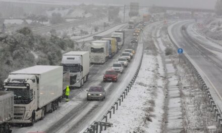 El temporal de nieve deja a 600 conductores atrapados en Soria y corta la A-1 en Madrid y Castilla y León |  España