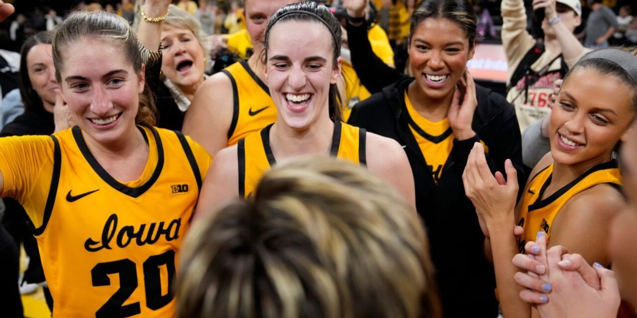 El triple del logo de Caitlin Clark lleva a Iowa más allá de Michigan St.