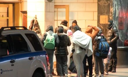 El vicealcalde promete tomar medidas enérgicas contra los autobuses que trasladan a inmigrantes a Nueva York