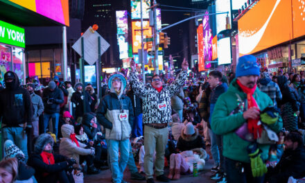 En Times Square, la multitud se prepara para el Año Nuevo