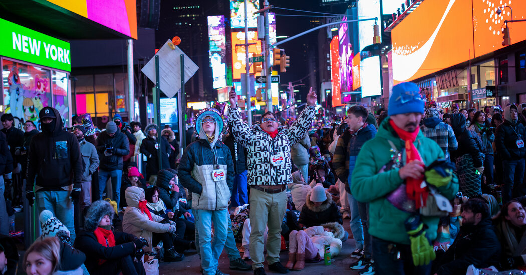 En Times Square, la multitud se prepara para el Año Nuevo