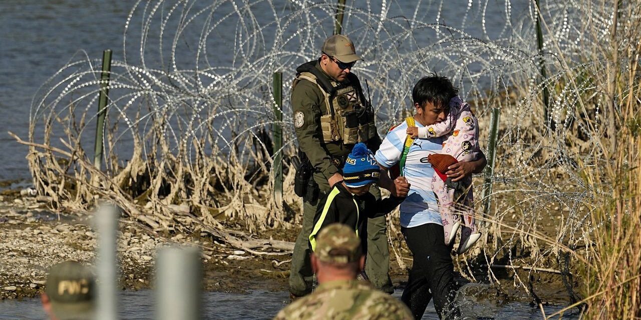 Estados Unidos ve una caída en los cruces fronterizos ilegales