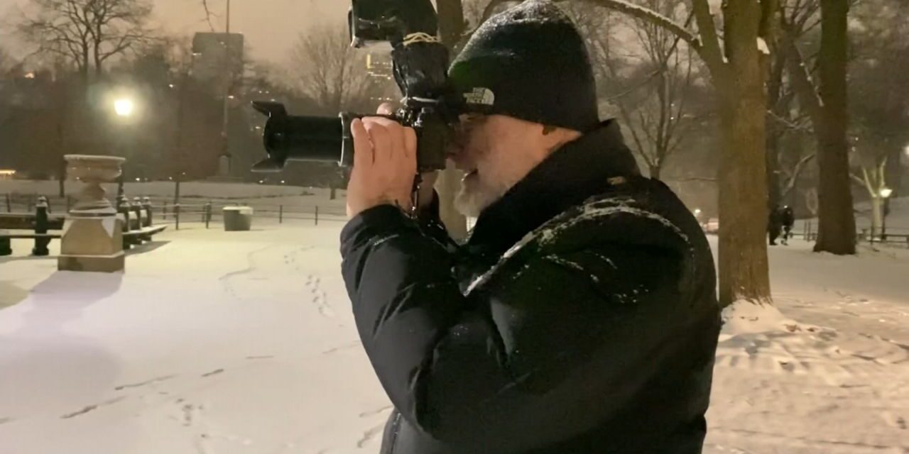 Fotógrafo de la ciudad realiza una sesión de fotos antes del amanecer en la nieve