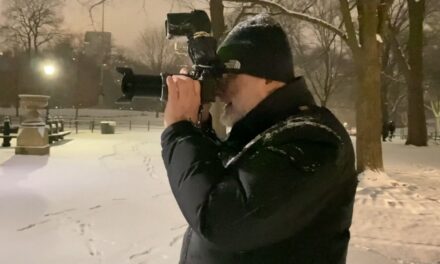 Fotógrafo de la ciudad realiza una sesión de fotos antes del amanecer en la nieve