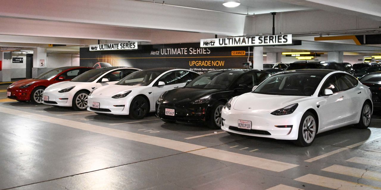Hertz vende 20.000 vehículos eléctricos en EE. UU. para reinvertir en vehículos a gasolina