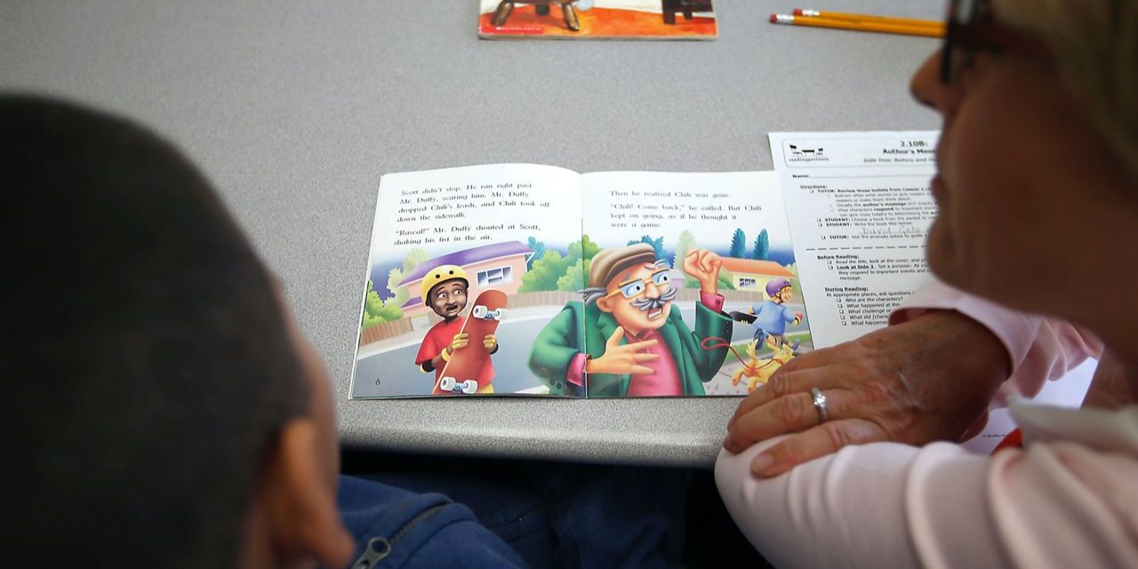 Hochul revela plan para cambiar la instrucción de lectura en las escuelas