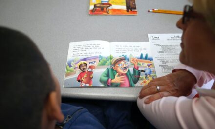Hochul revela plan para cambiar la instrucción de lectura en las escuelas