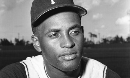 Honrar a Roberto Clemente con una moneda, dice congresista