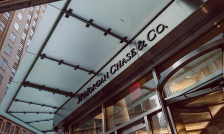 JPMorgan registra ganancias anuales récord a pesar del descenso trimestral
