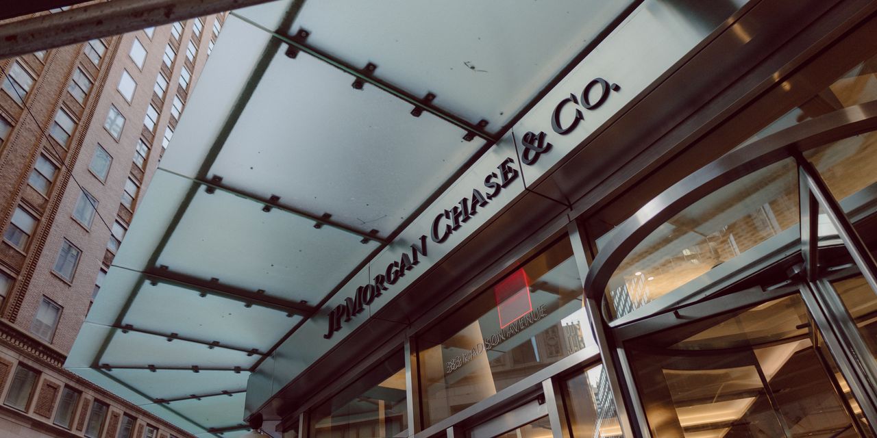 JPMorgan registra ganancias anuales récord a pesar del descenso trimestral