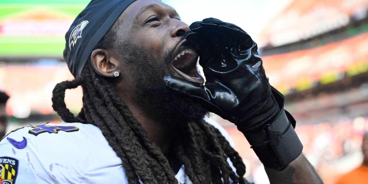 Jadeveon Clowney de los Ravens celebra la bonificación con un baile 'muy largo'